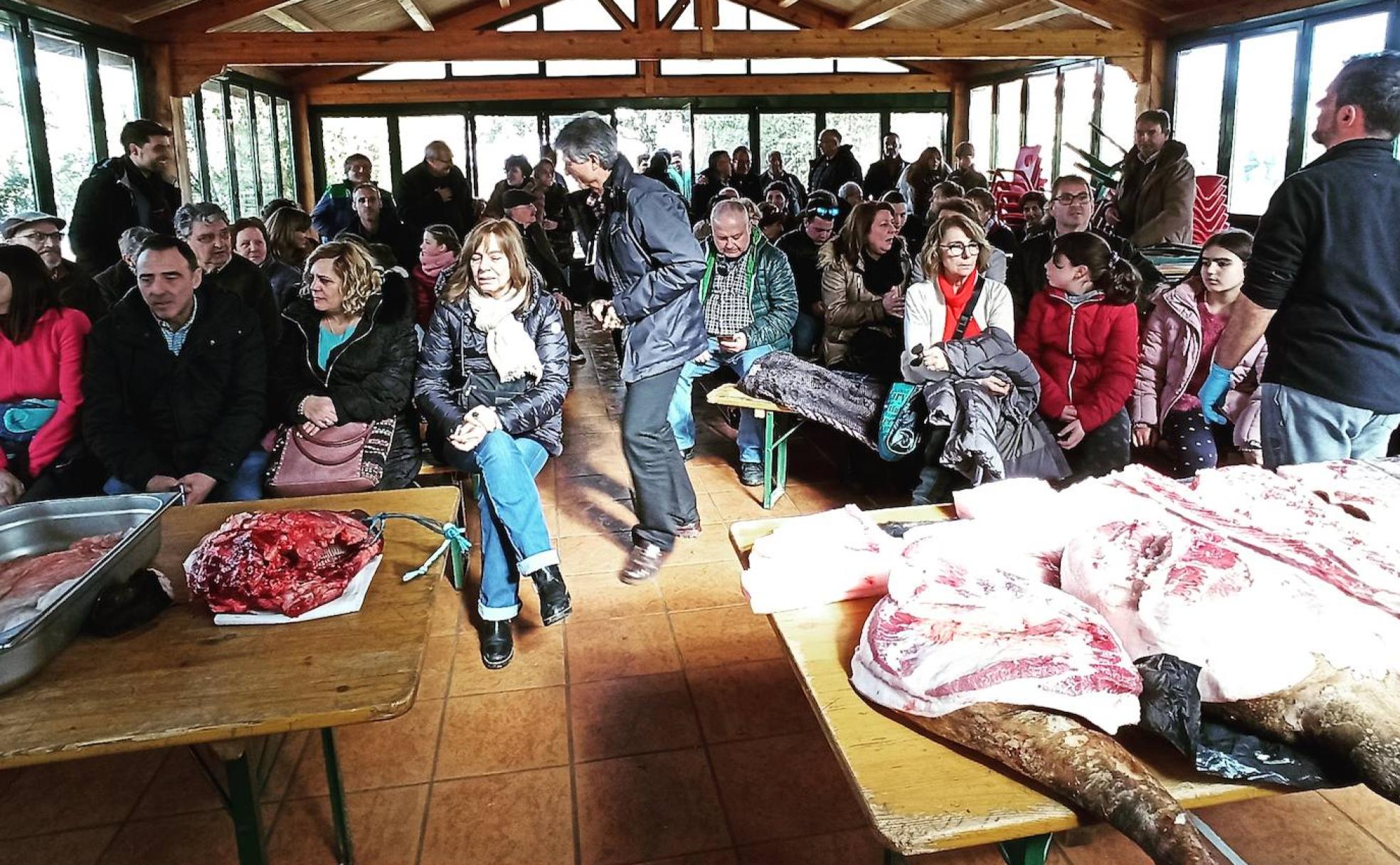 Subasta de los productos del cerdo en la matanza típica.