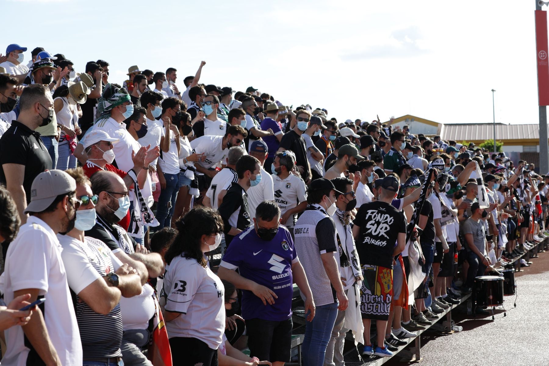 La afición blanquinegra se vuelca con el Burgos CF en Don Benito.