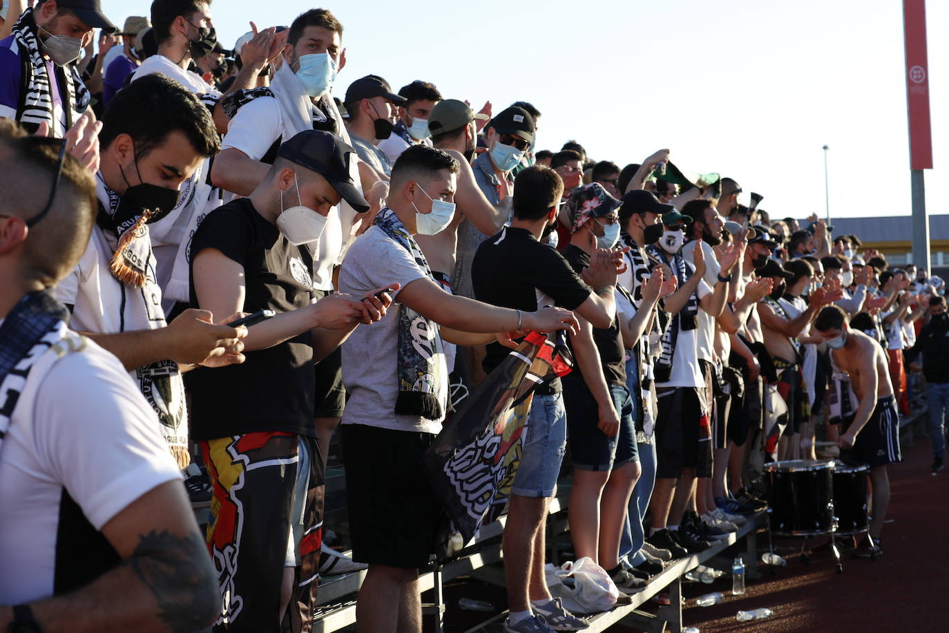 La afición blanquinegra se vuelca con el Burgos CF en Don Benito.