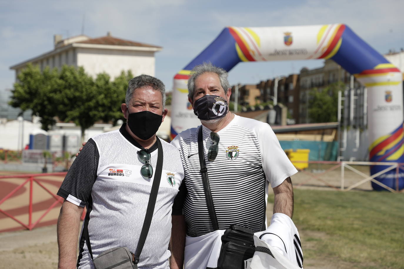 La afición blanquinegra se vuelca con el Burgos CF en Don Benito.