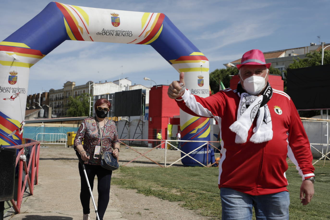 La afición blanquinegra se vuelca con el Burgos CF en Don Benito.