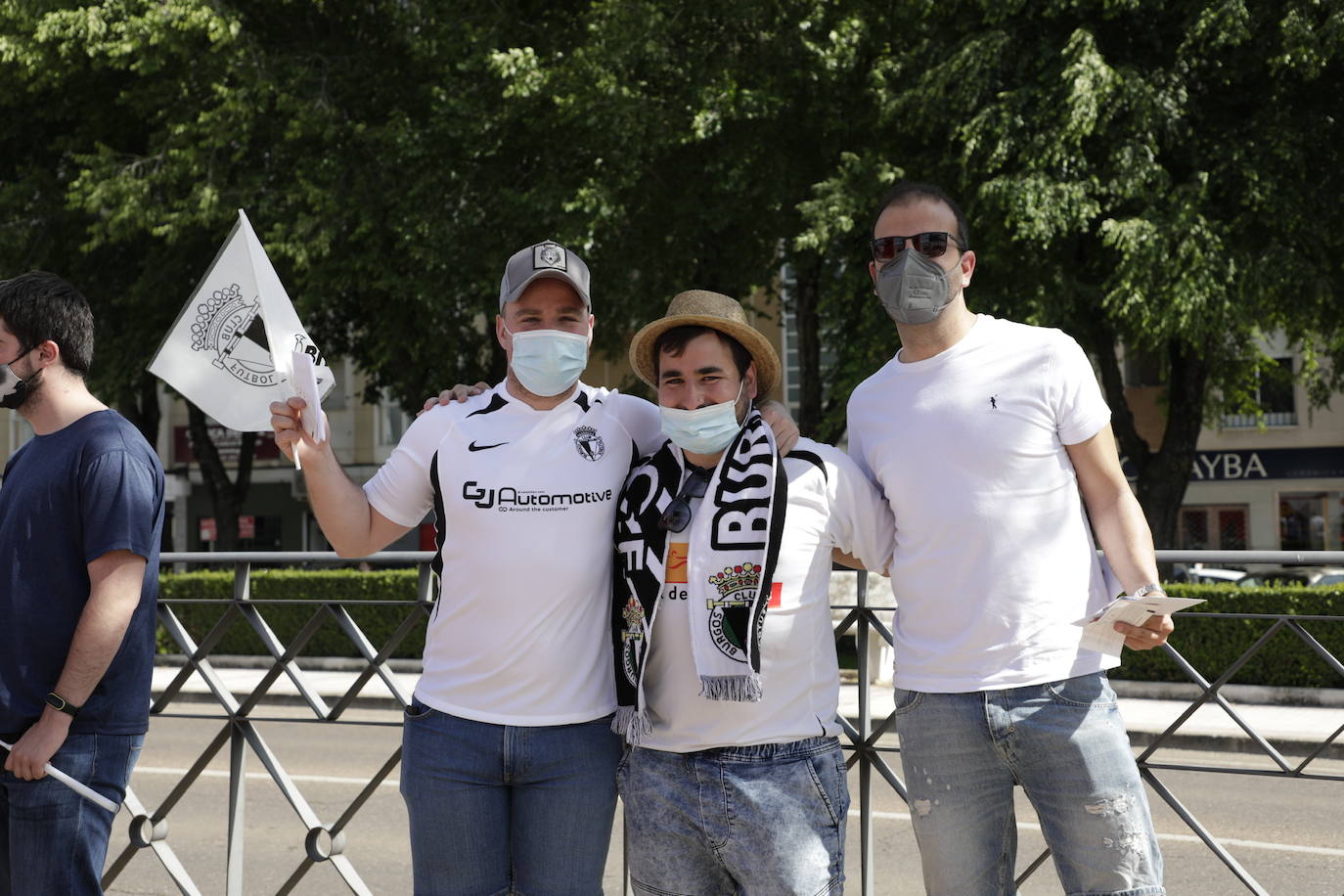 La afición blanquinegra se vuelca con el Burgos CF en Don Benito.