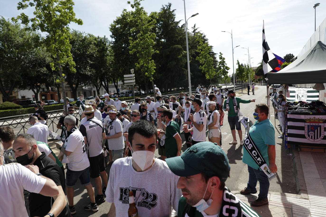 La afición blanquinegra se vuelca con el Burgos CF en Don Benito.