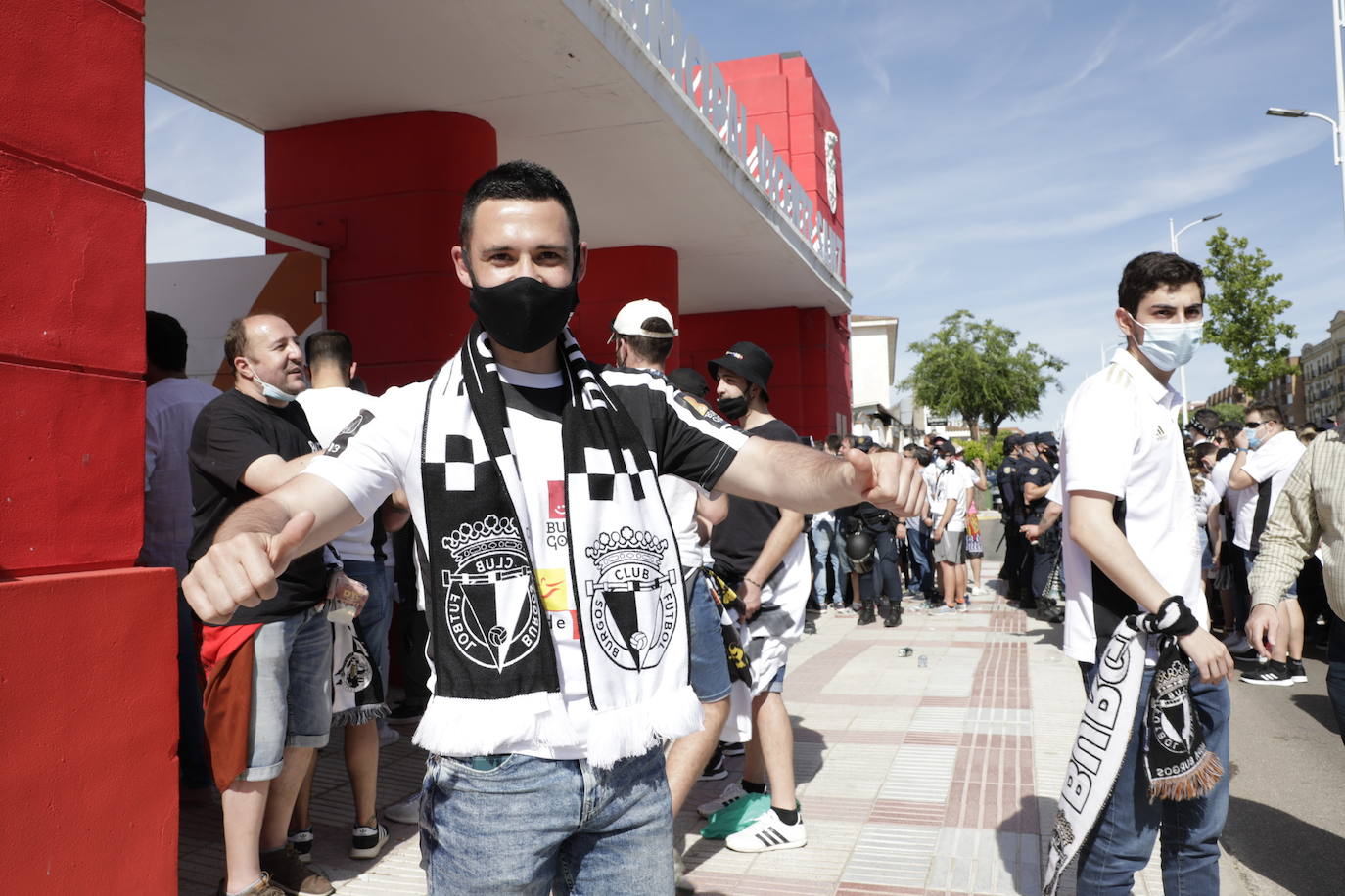 La afición blanquinegra se vuelca con el Burgos CF en Don Benito.