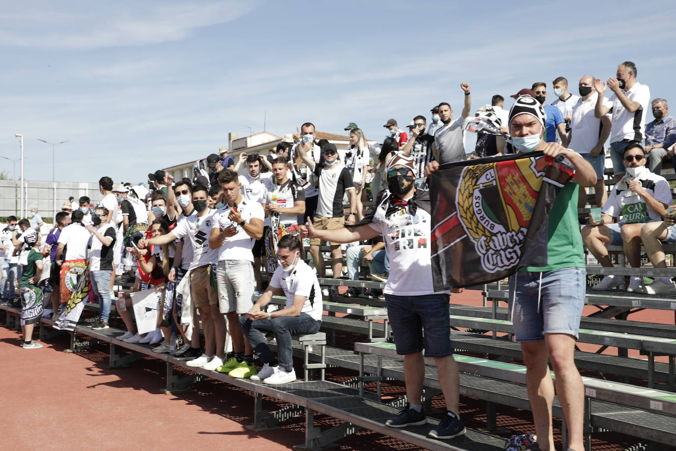 La afición blanquinegra se vuelca con el Burgos CF en Don Benito.