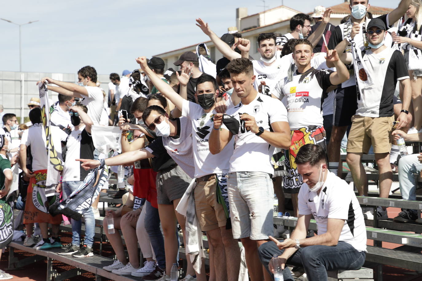 La afición blanquinegra se vuelca con el Burgos CF en Don Benito.