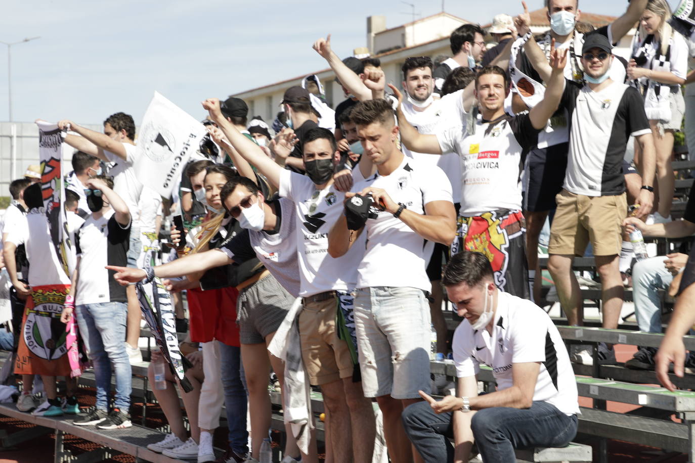 La afición blanquinegra se vuelca con el Burgos CF en Don Benito.