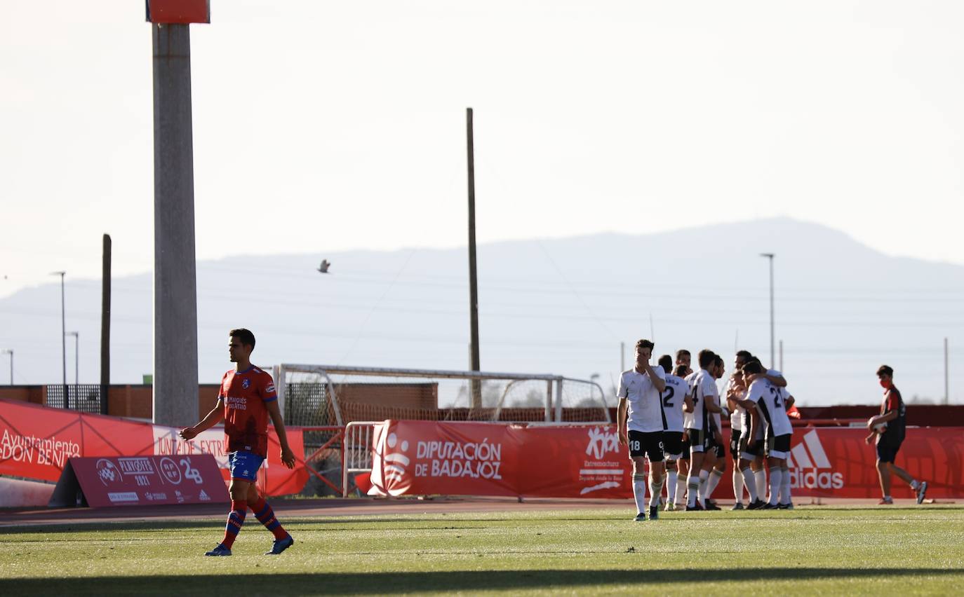 La afición blanquinegra se vuelca con el Burgos CF en Don Benito.