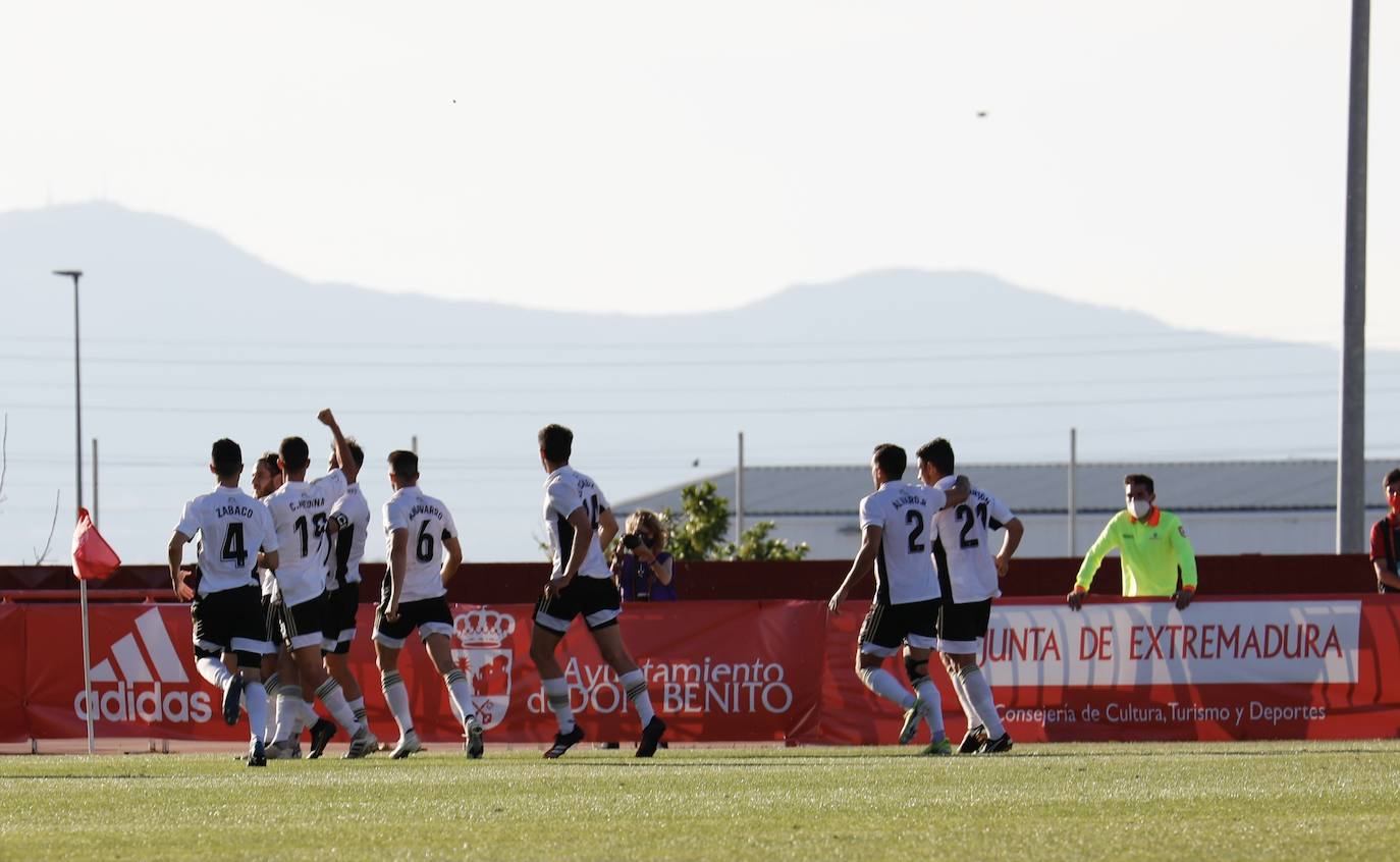 La afición blanquinegra se vuelca con el Burgos CF en Don Benito.