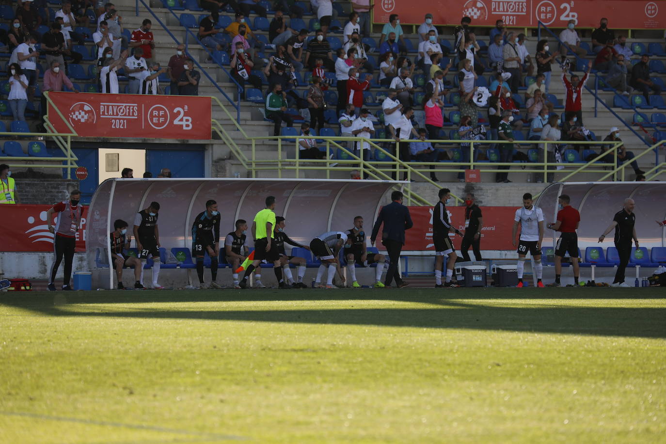 La afición blanquinegra se vuelca con el Burgos CF en Don Benito.