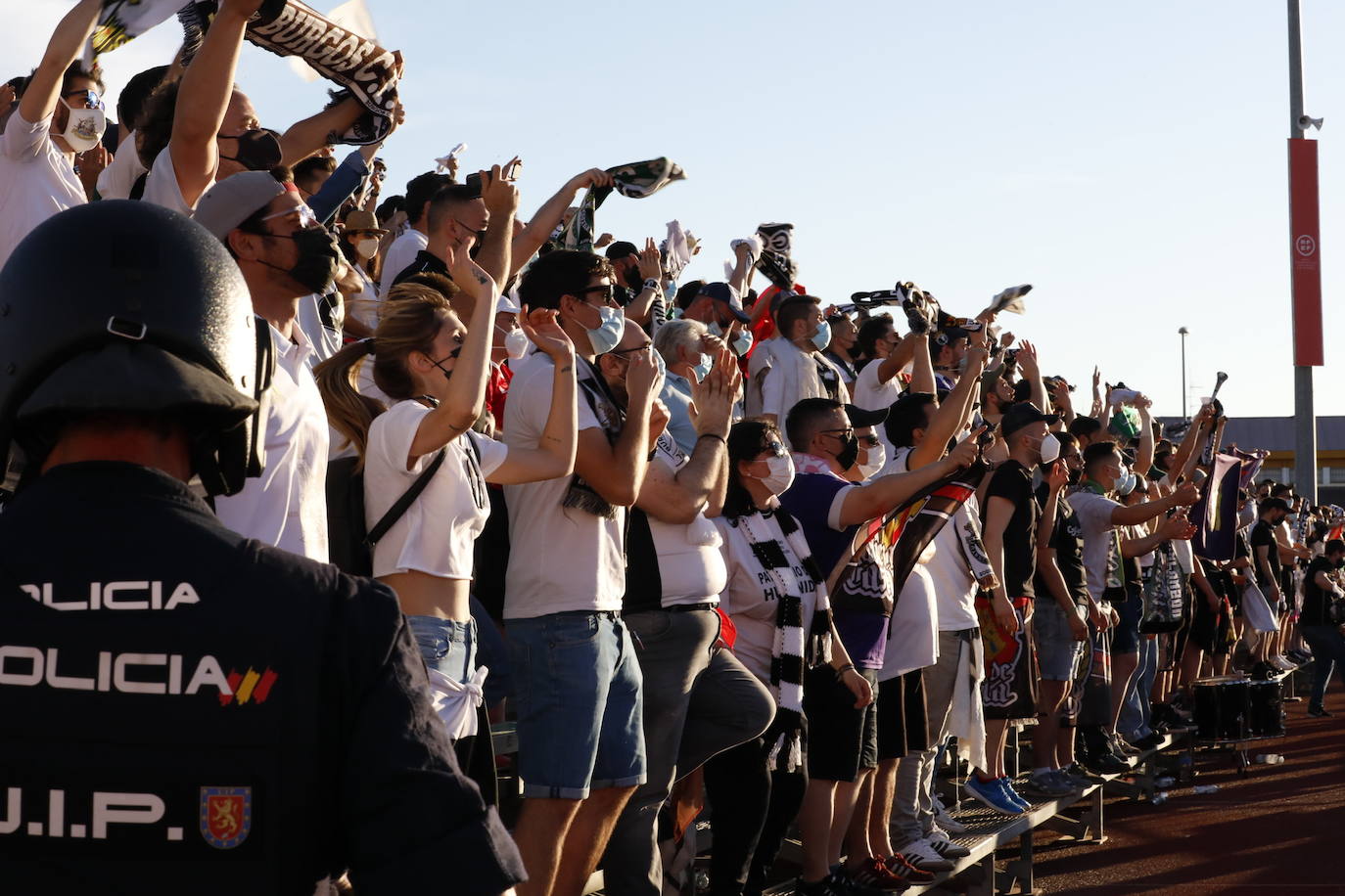 La afición blanquinegra se vuelca con el Burgos CF en Don Benito.