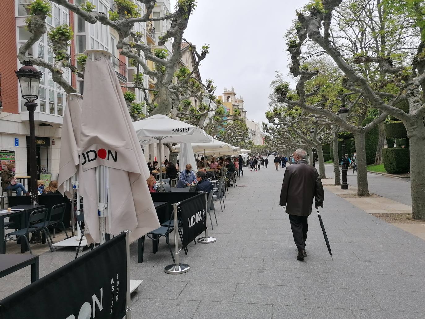 Fotos: Vermú y turismo en un domingo marcado por la lluvia