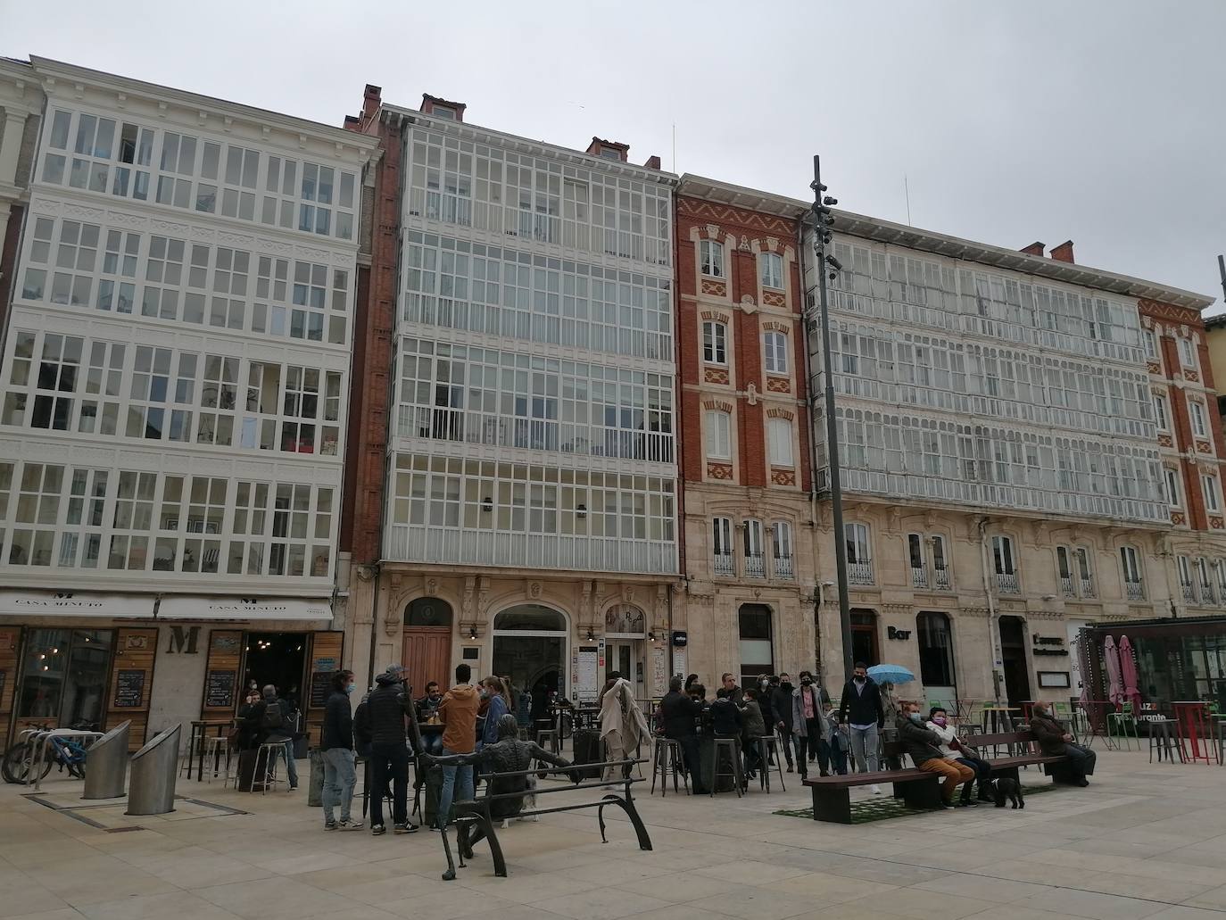 Fotos: Vermú y turismo en un domingo marcado por la lluvia