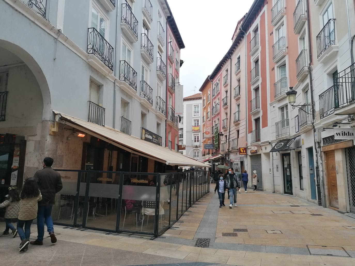 Fotos: Vermú y turismo en un domingo marcado por la lluvia