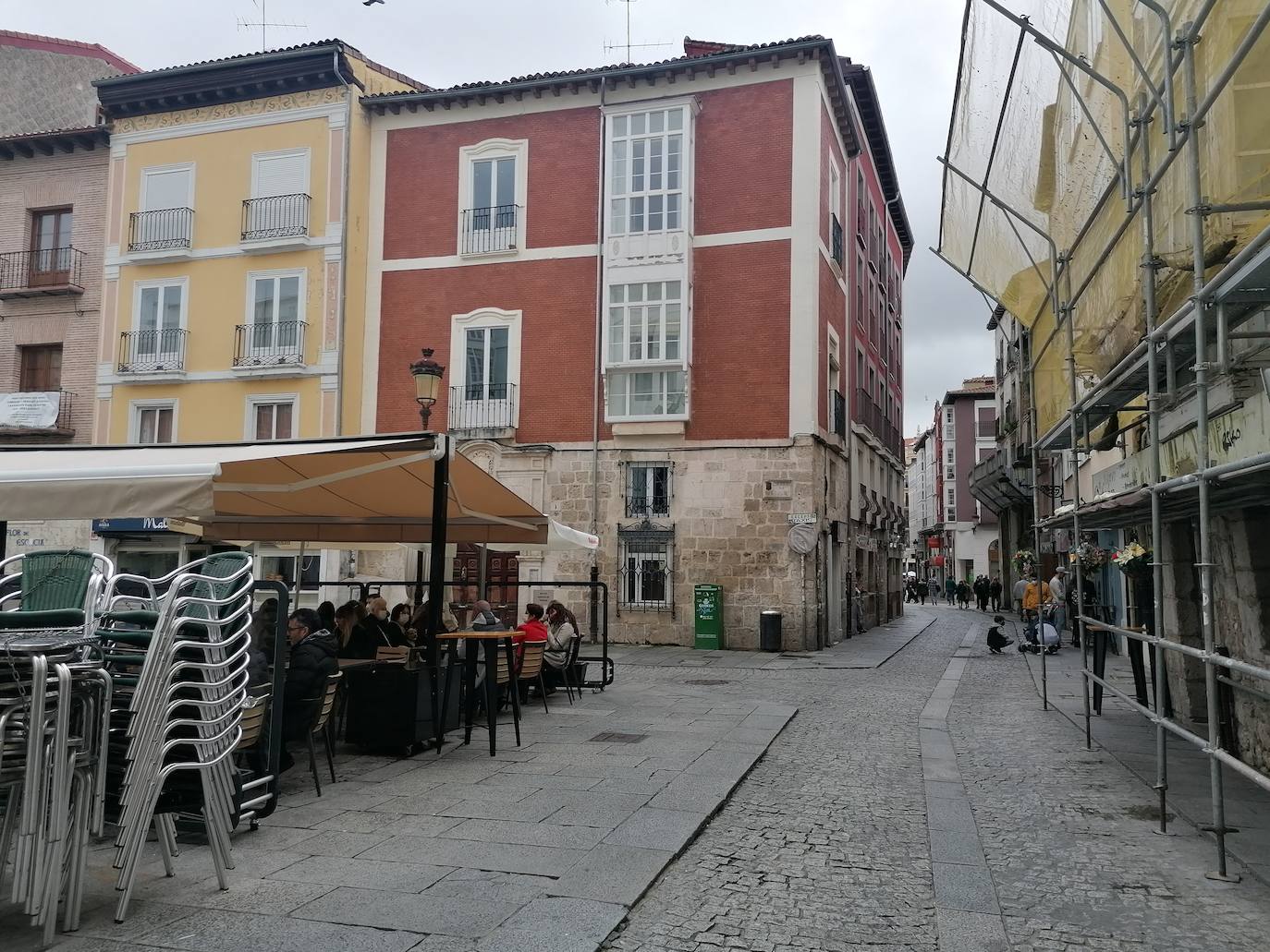Fotos: Vermú y turismo en un domingo marcado por la lluvia