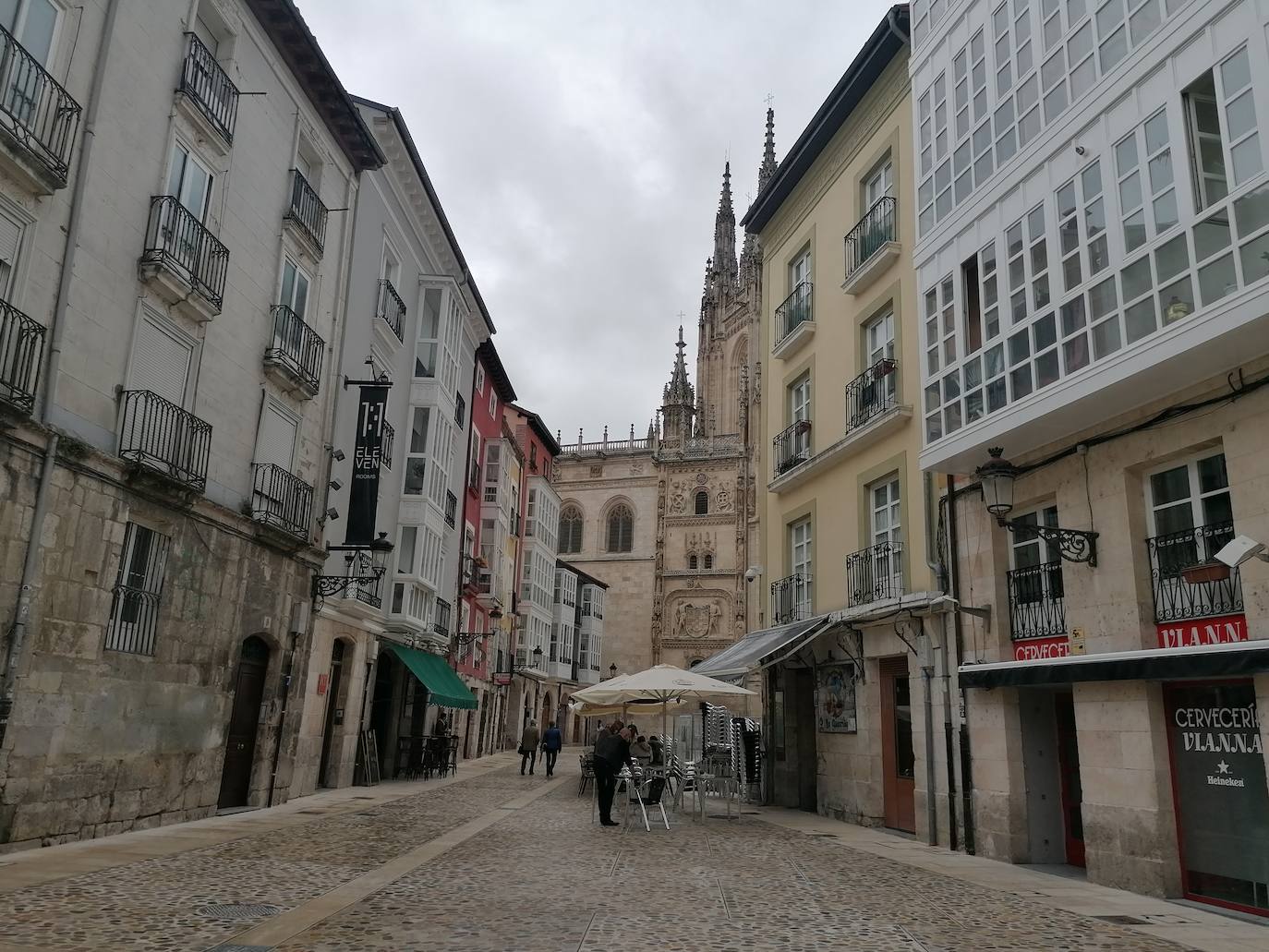 Fotos: Vermú y turismo en un domingo marcado por la lluvia