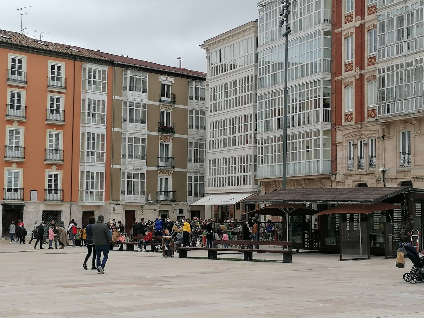 Fotos: Vermú y turismo en un domingo marcado por la lluvia