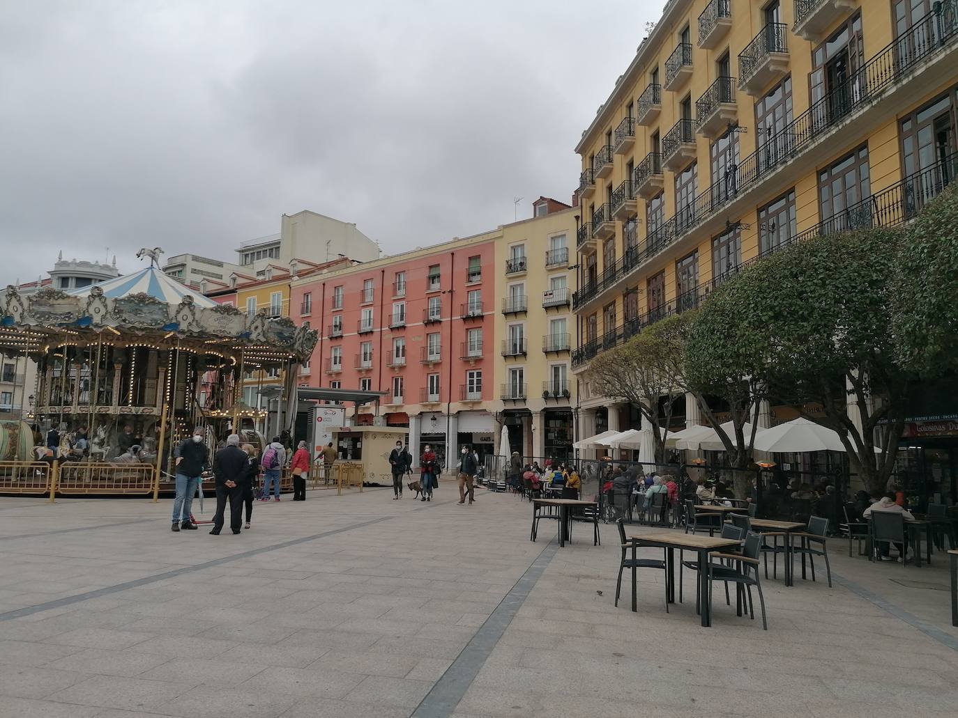 Fotos: Vermú y turismo en un domingo marcado por la lluvia