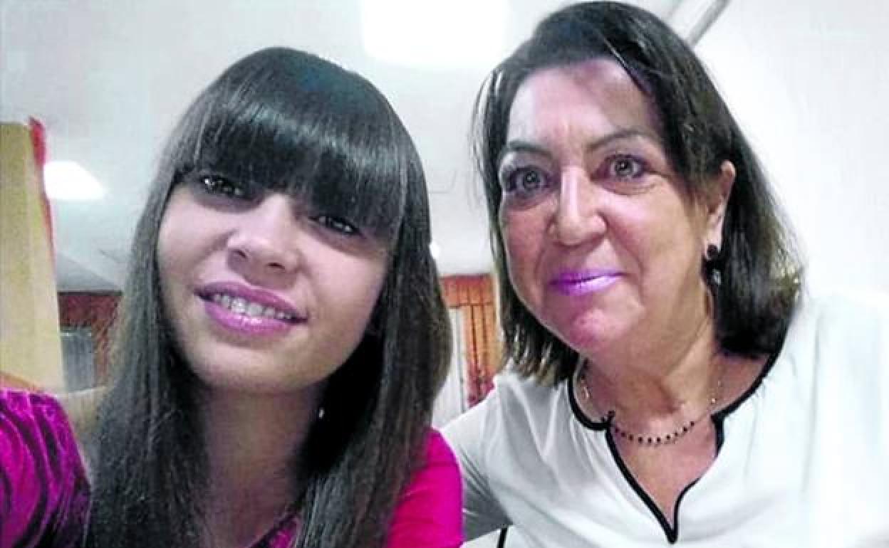 Malika Chalhy, en una imagen de hace años junto a su madre. 