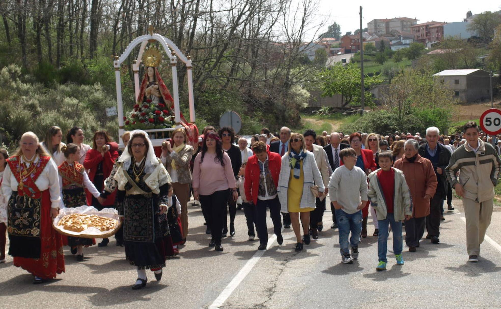 Procesión con la Virgen del Buen Suceso desde Linares de Riofrío a su ermita, en la que dos mujeres llevan un hornazo.