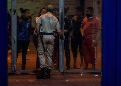 Imagen secundaria 1 - La noche en Ceuta ha dejado imágenes como estas.