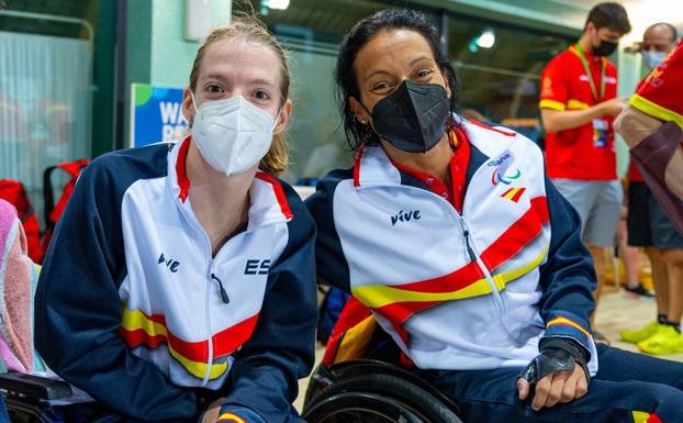 Marta Fernández junto a Teresa Perales, su ídolo y deportista paralímpica más laureada de la historia de España. 