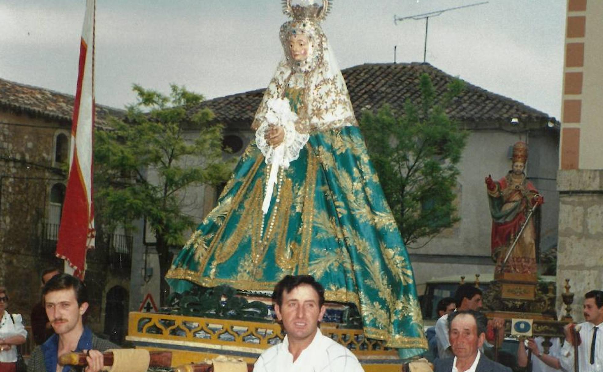 La Virgen del Rosario y San Clemente en una Rogativa de hace años en Castromonte.