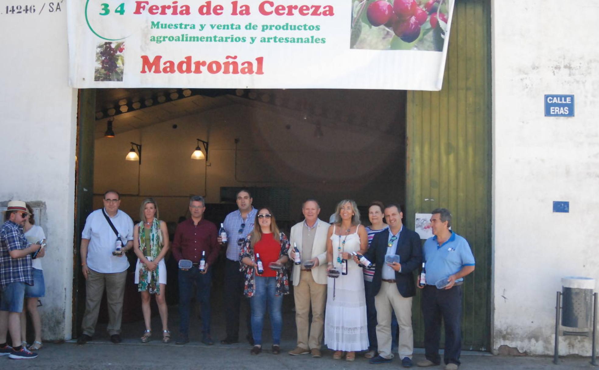 En la Fiesta de la Cereza de Madroñal se regala una tarrina de este fruto a los asistentes.