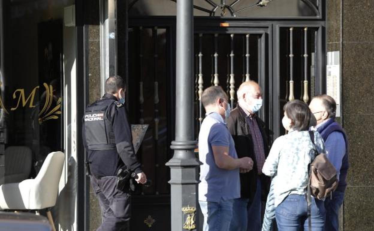 Un policía entra en el edificio donde vivían las fallecidas. 