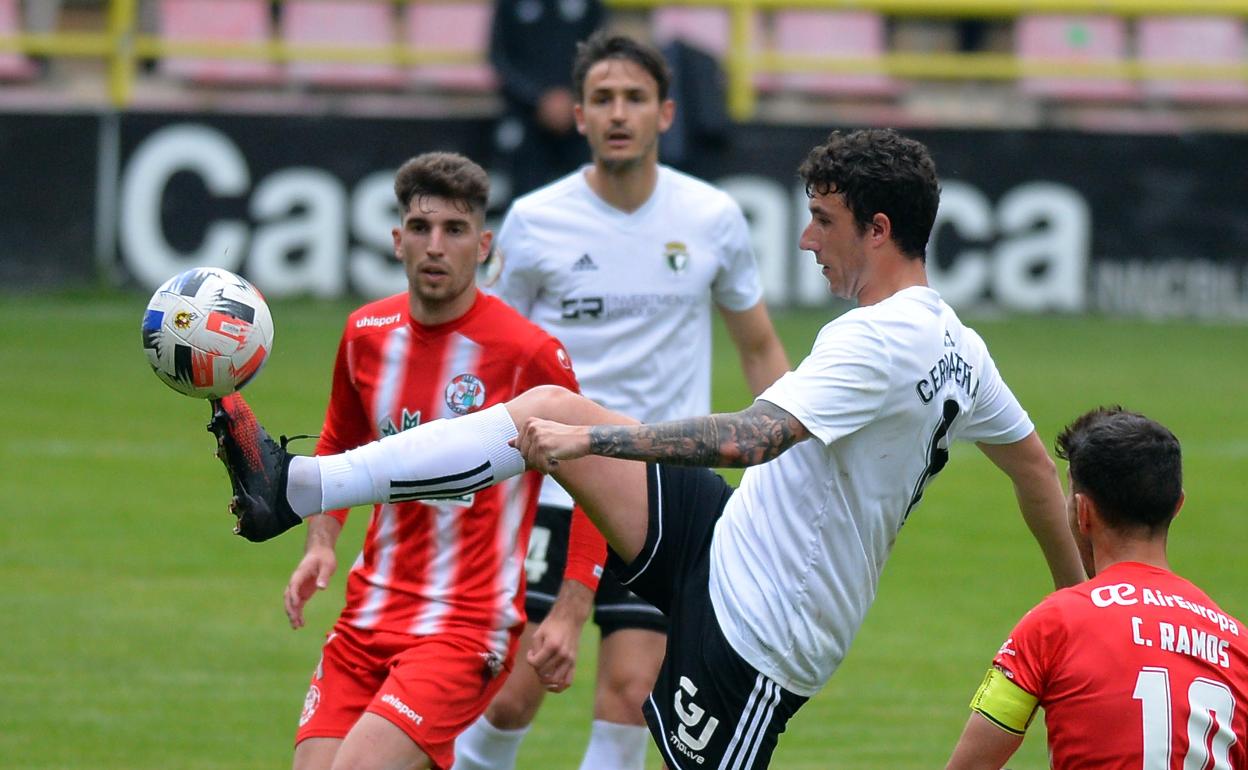 Galder Cerrajería controlando un balón frente al Zamora. 