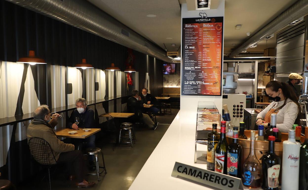 Interior de un bar de Burgos durante la pandemia. 