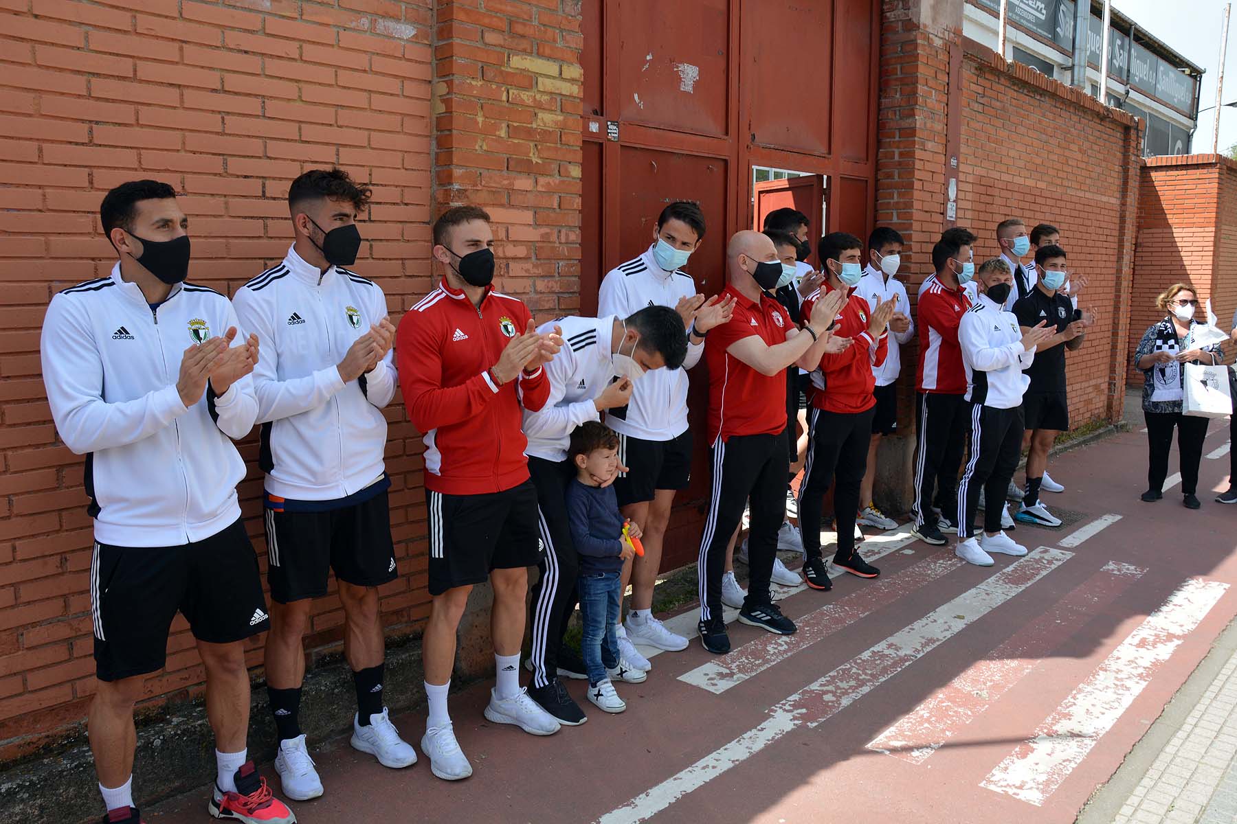 Fotos: El Burgos CF viaja rumbo al ascenso