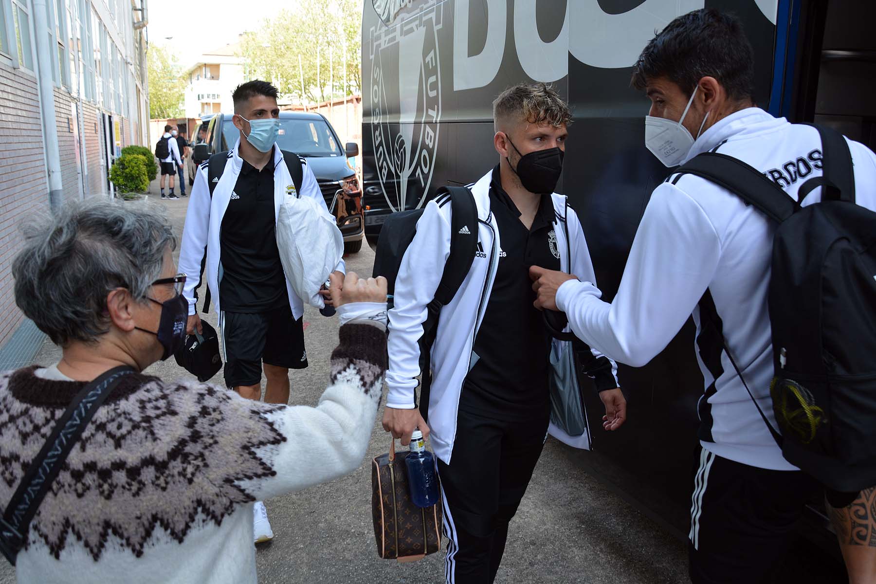 Fotos: El Burgos CF viaja rumbo al ascenso