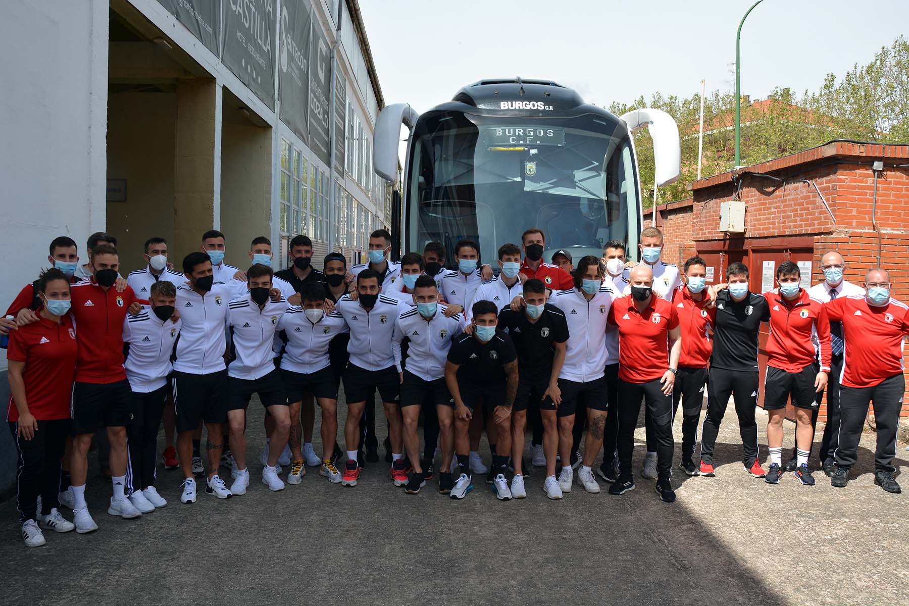 Fotos: El Burgos CF viaja rumbo al ascenso