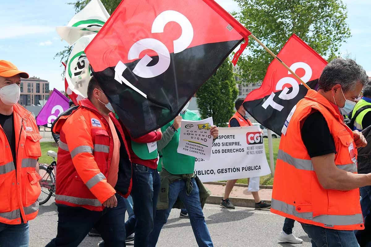 Fotos: Unión sindical en Burgos contra la precariedad laboral de los trabajadores del transporte sanitario