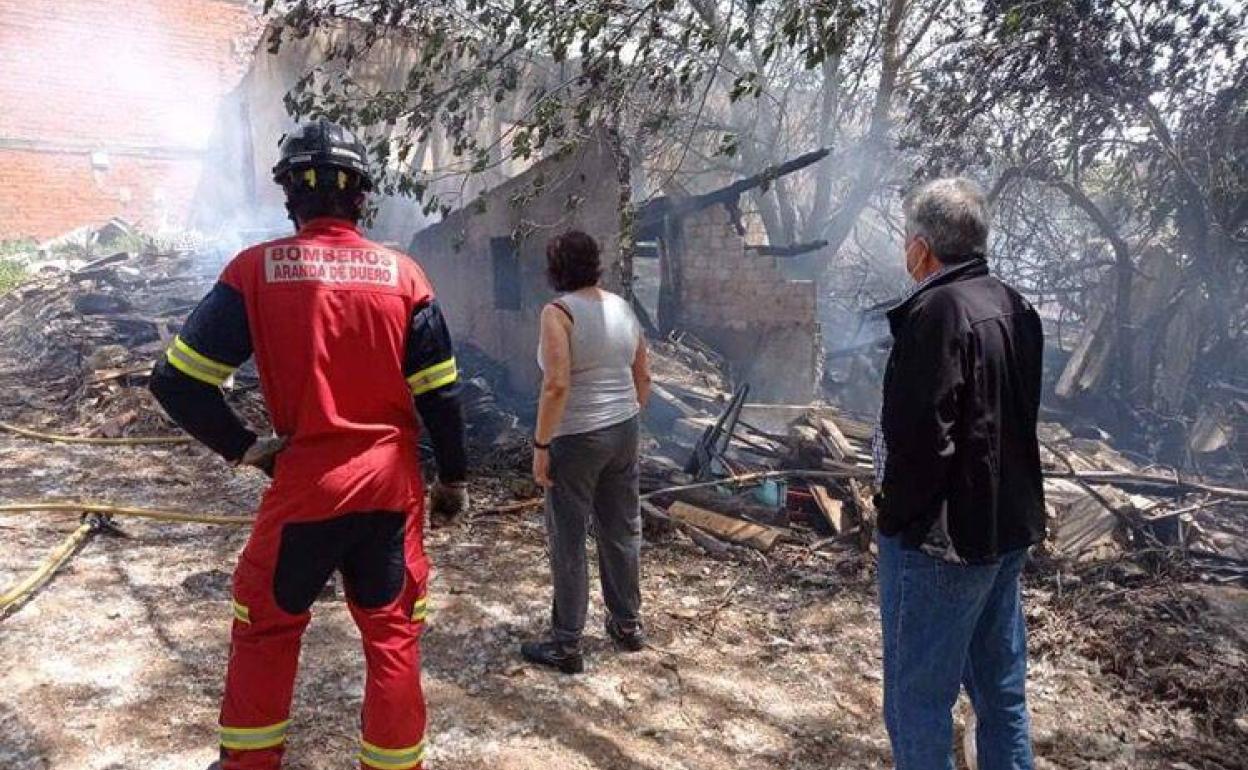 Intervención de los Bomberos de Aranda este viernes en un incendio en Cantaburros.