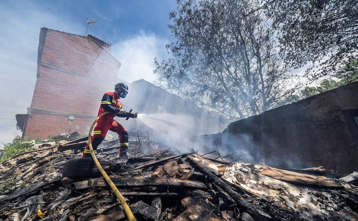 Un bombero de Aranda sofoca el incendio en Cantaburros.