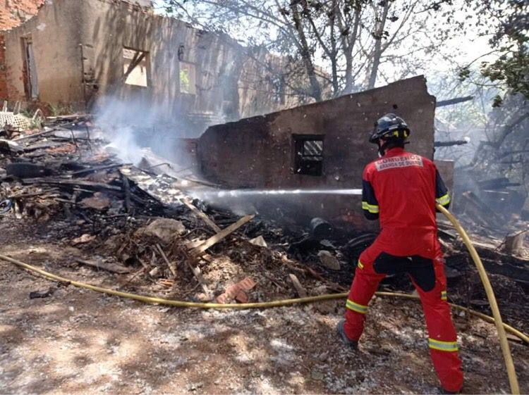 En este incendio de Aranda resultaron intoxicados tres bomberos. 