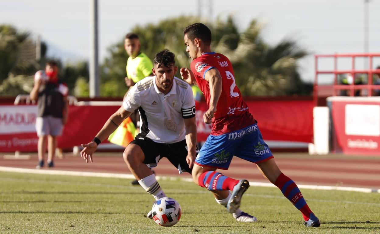 Eneko Undabarrena, tapando la salida de un balón frente al Calahorra. 