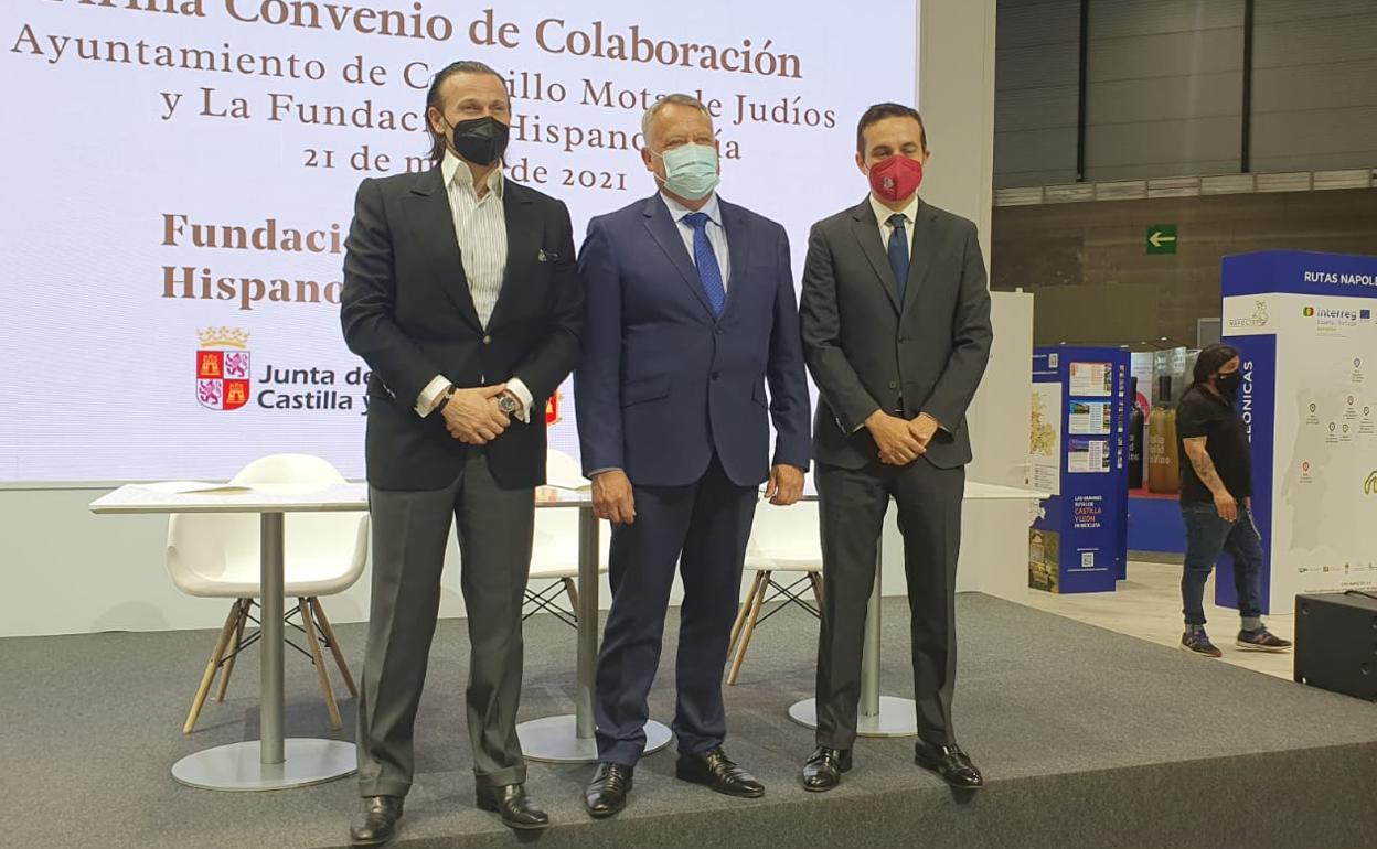 Lorenzo Rodríguez, alcalde de Castrillo Mota de Judíos jalonado por del presidente de la Fundación Hispano Judía, David Hatchwell y el viceconsejero de Turismo, Raúl Fernández.