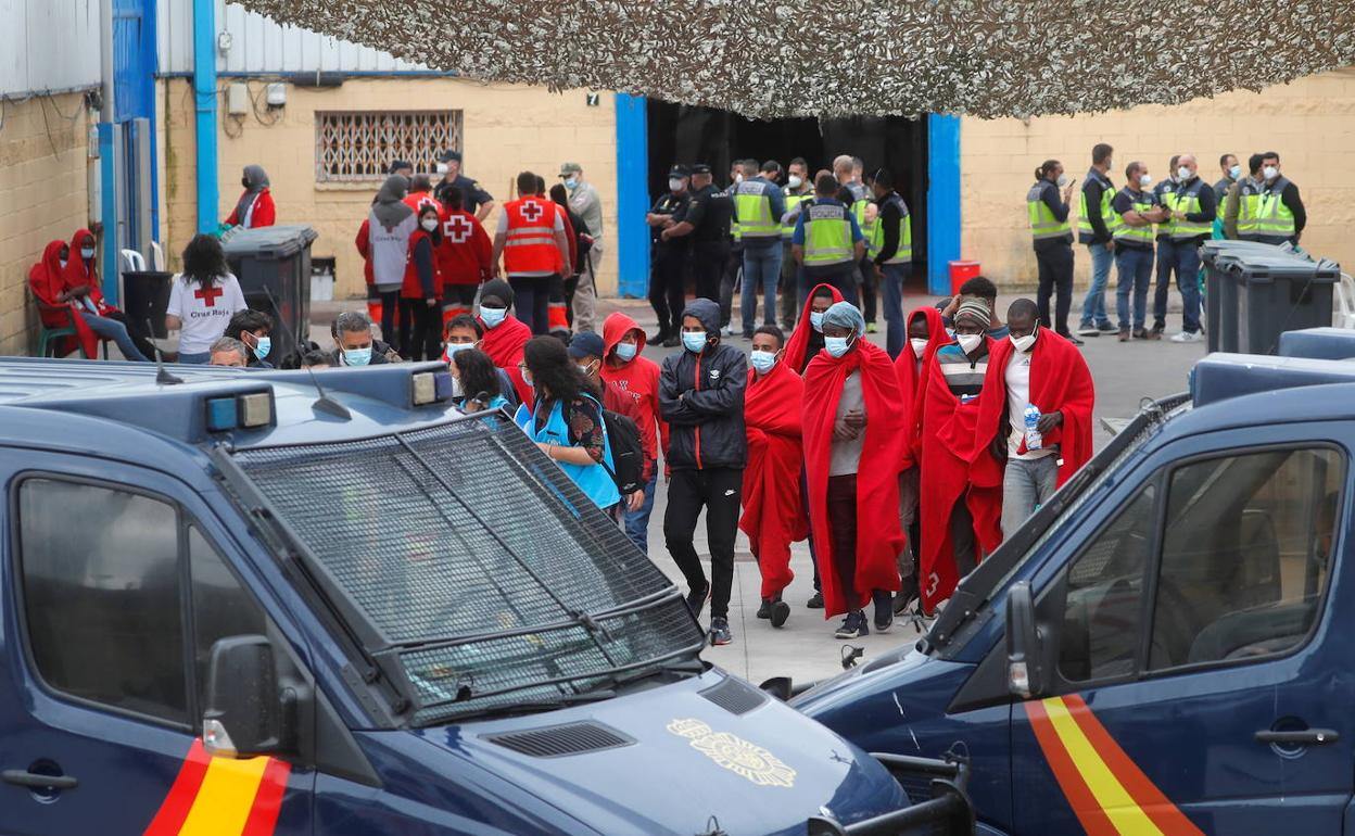 Un grupo de jóvenes marroquíes son atendidos por la Cruz Roja y la Policía tras su llegada el pasado lunes a Ceuta