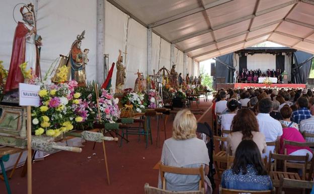 Misa que los pueblos de la comarca de la Sobarriba celebran juntos con las tallas de sus santos patrones.