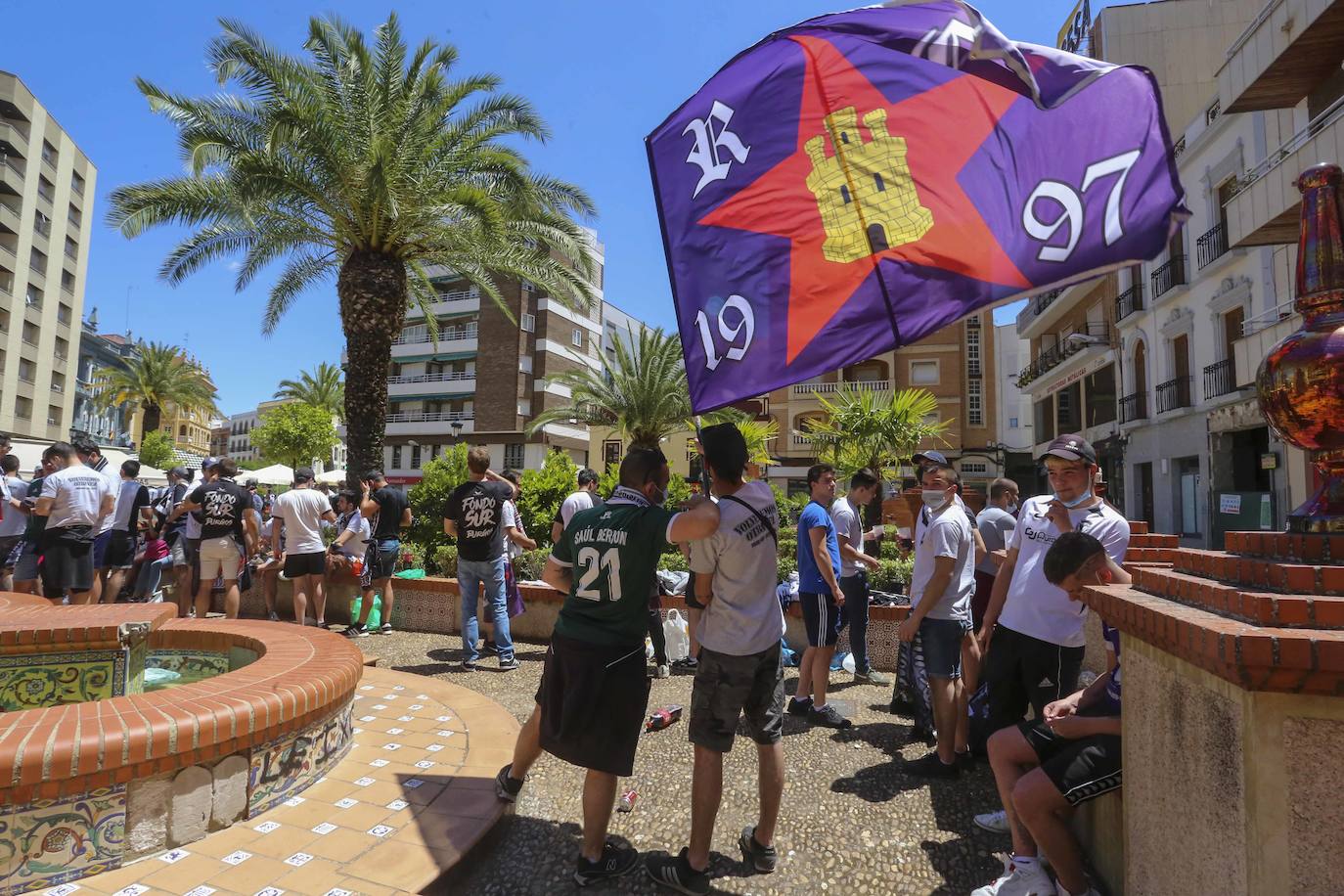 La afición blanquinegra se deja ver por todos los rincones de Almendralejo y Mérida antes del partido por el ascenso a Segunda.