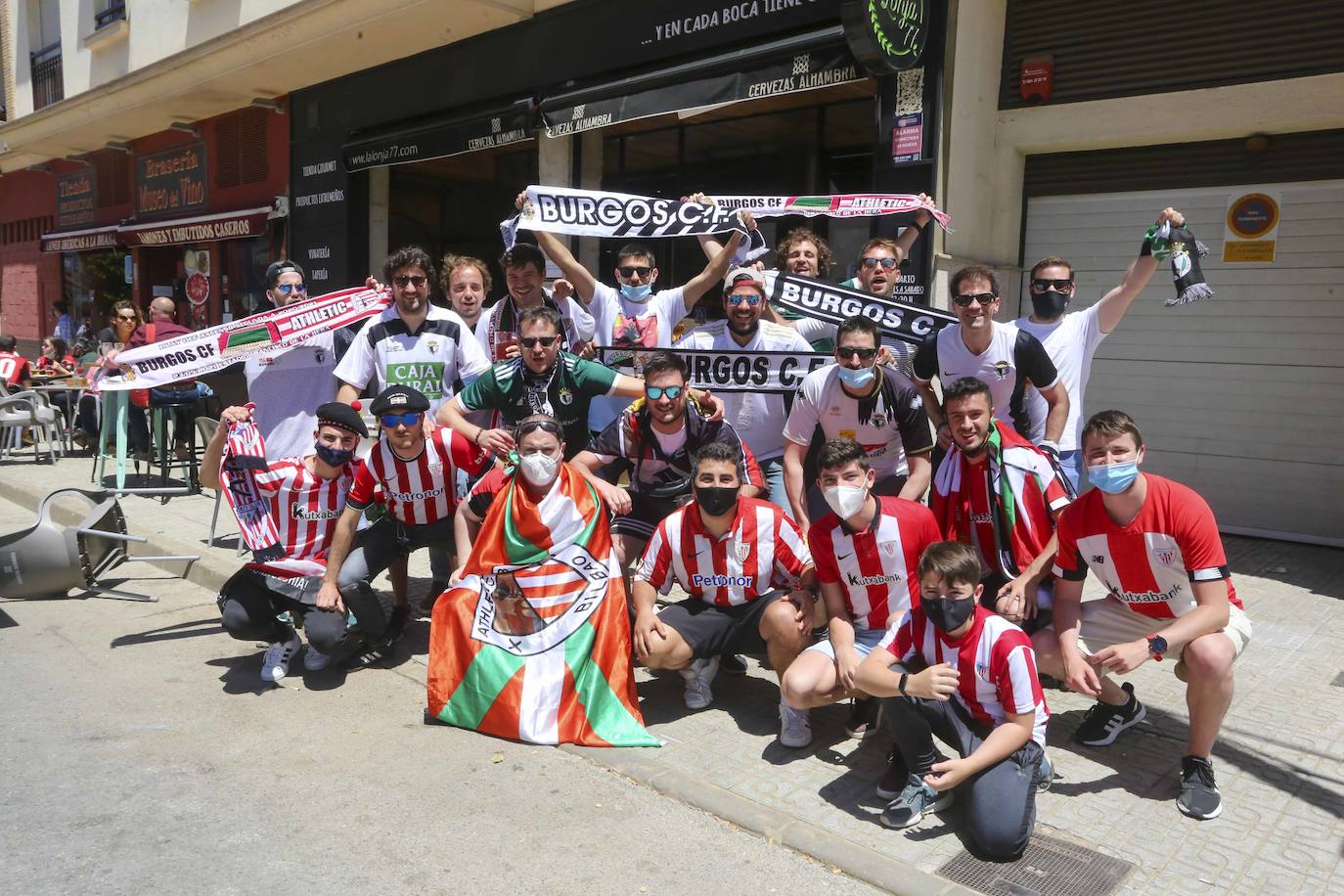 La afición blanquinegra se deja ver por todos los rincones de Almendralejo y Mérida antes del partido por el ascenso a Segunda.