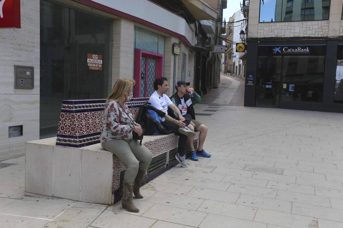 La afición blanquinegra se deja ver por todos los rincones de Almendralejo y Mérida antes del partido por el ascenso a Segunda.