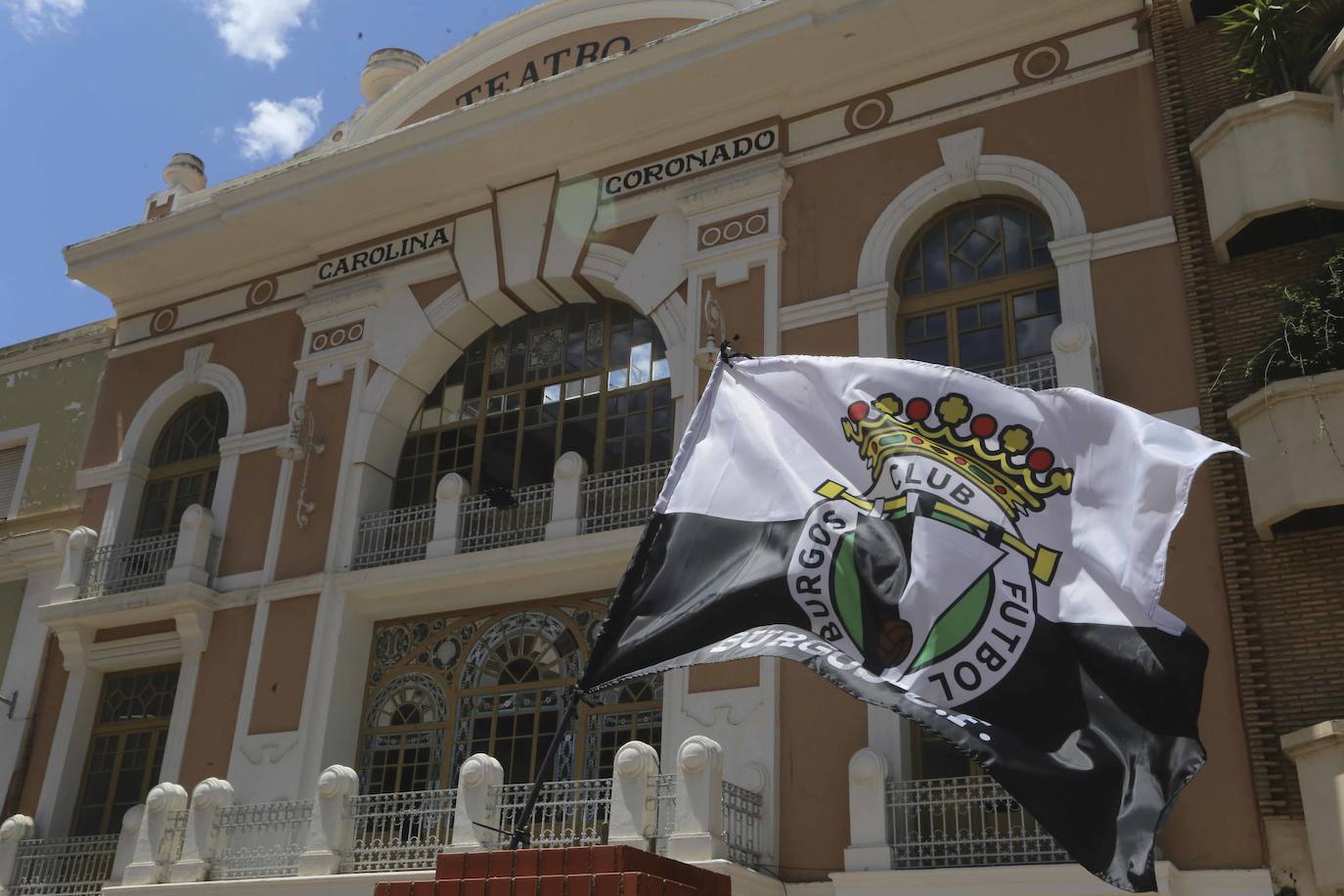 La afición blanquinegra se deja ver por todos los rincones de Almendralejo y Mérida antes del partido por el ascenso a Segunda.