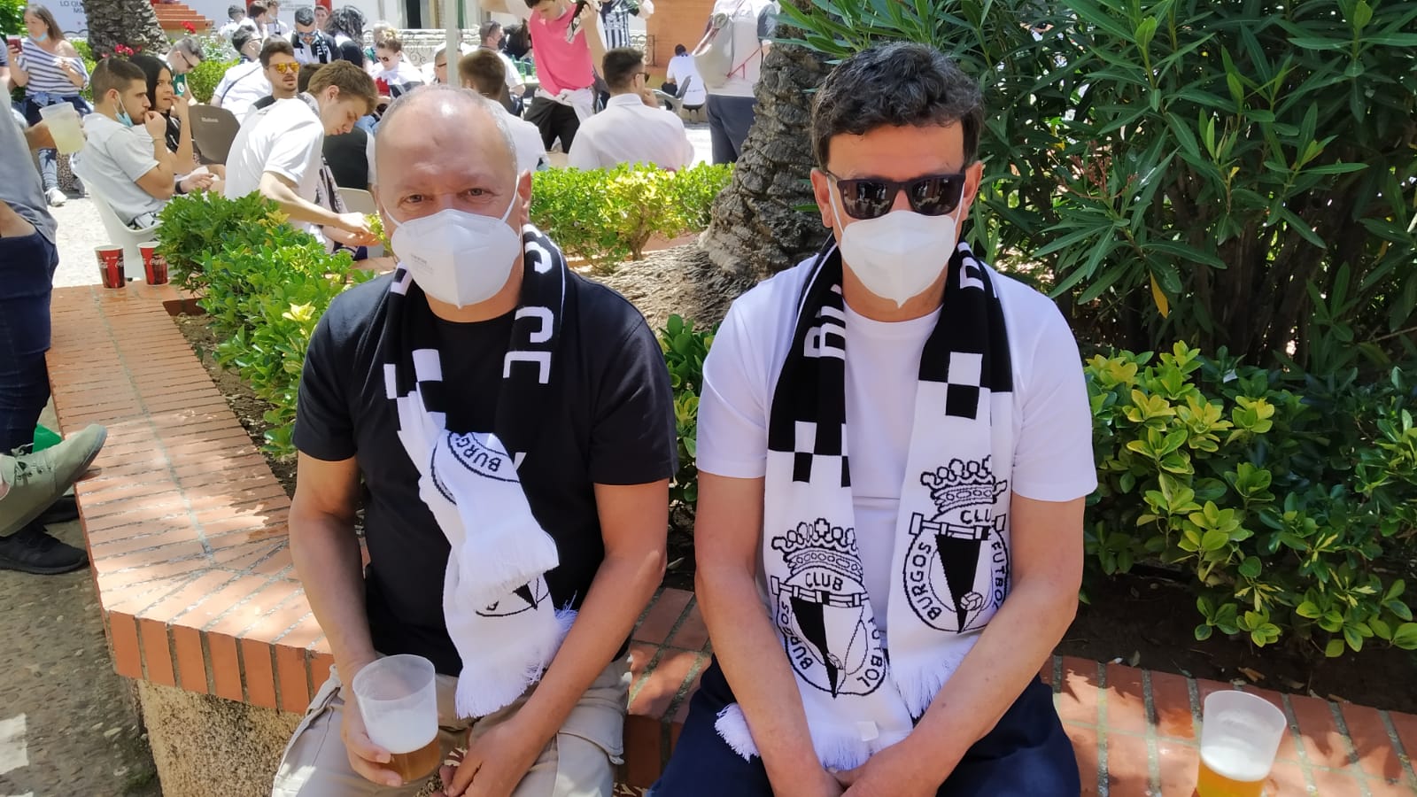 La afición blanquinegra se deja ver por todos los rincones de Almendralejo y Mérida antes del partido por el ascenso a Segunda.