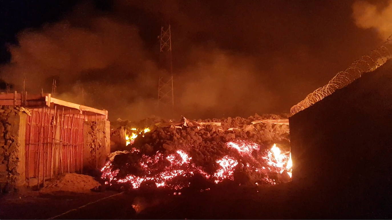 La masa ígnea avanza por una calle de los suburbios de Goma.