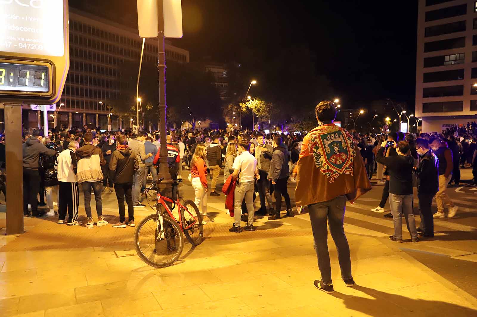 Miles de personas celebran el ascenso del Burgos CF en plaza España.