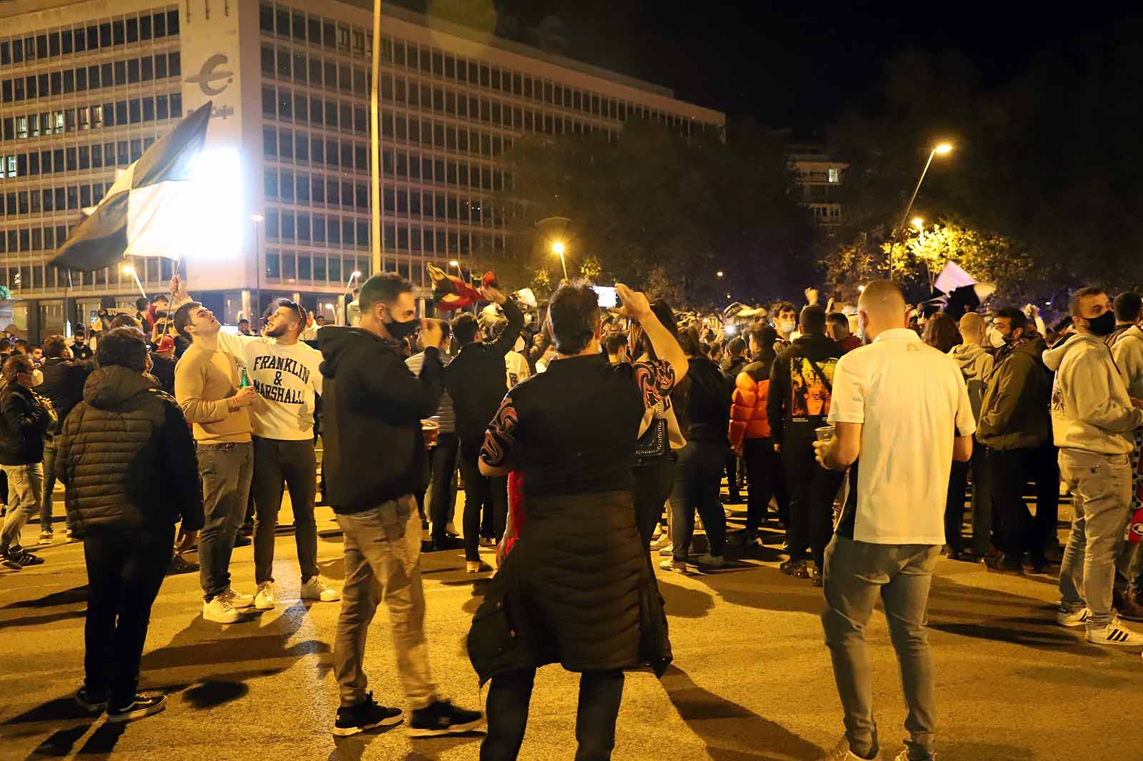 Miles de personas celebran el ascenso del Burgos CF en plaza España.